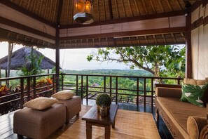 Property grounds - Magnificent Ocean View 4BR Villa, Car + Driver - Uluwatu! 2Min Drive To Beach! (Jimbaran)