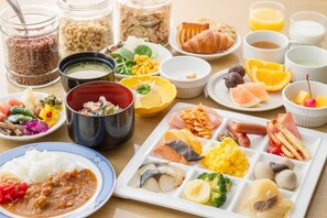 朝食 (ビュッフェ)、毎日提供 (有料)