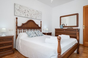 2 bedrooms, iron/ironing board, free WiFi, bed sheets