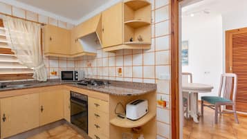 Frigorífico, microondas, horno y placa de cocina