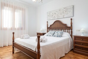 2 slaapkamers, een strijkplank/strijkijzer, gratis wifi, beddengoed