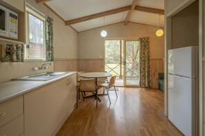 Standard-Ferienhütte, 2 Schlafzimmer, Parkblick | Eigene Kochnische | Großer Kühlschrank, Mikrowelle, Wasserkocher mit Kaffee-/Teezubehör