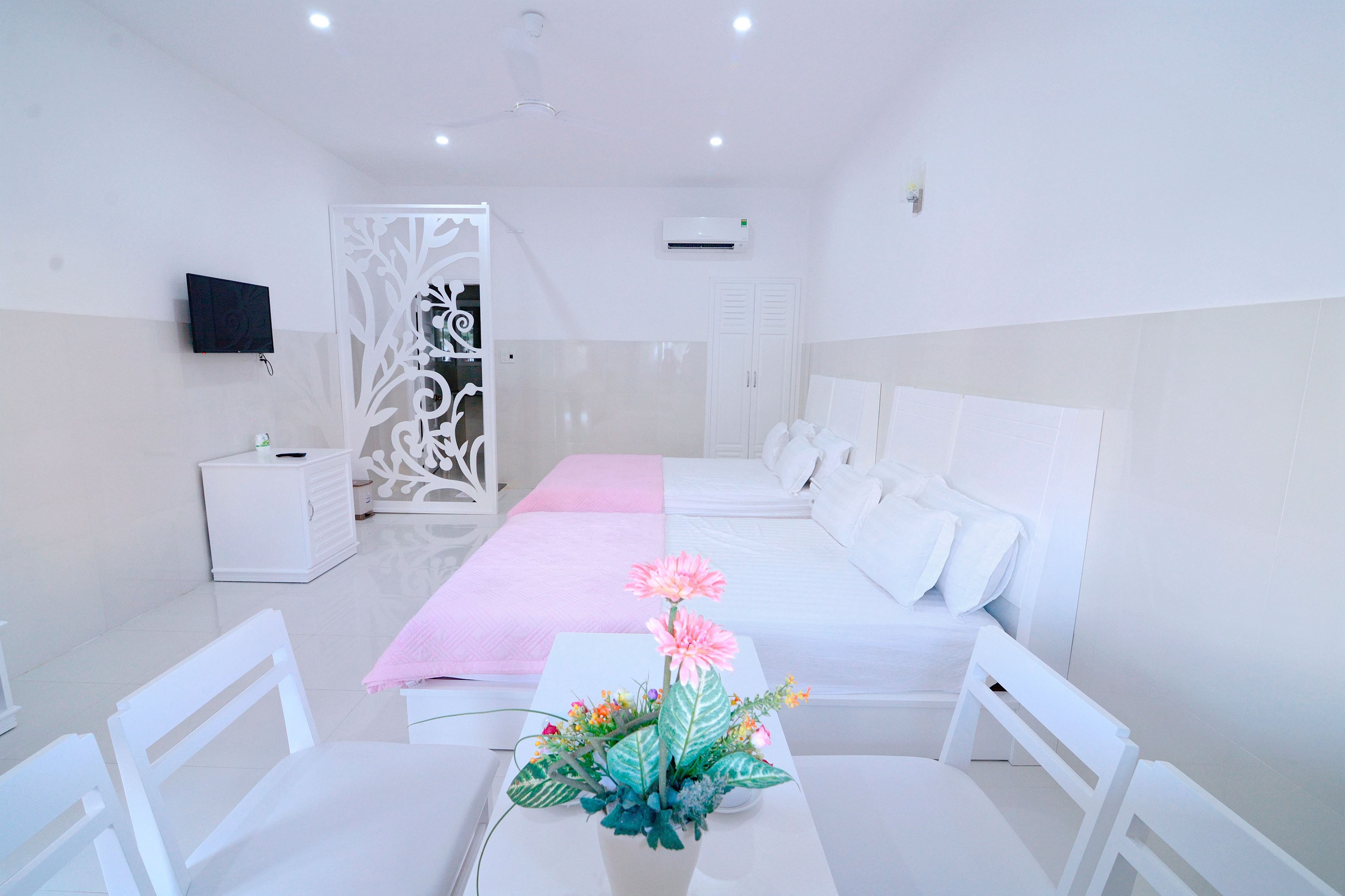 Minibar, muebles diferentes, escritorio y wifi gratis 