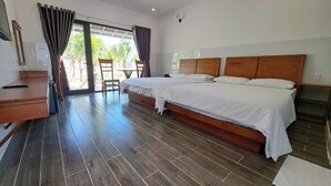 Habitación de hotel con dos camas, un escritorio y una silla.