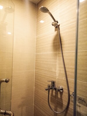 Suite (Stylish) | Badkamer | Een douche, een regendouche, handdoeken