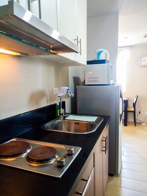Refrigerador, placa de cocina, lavavajillas, arrocera
