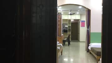 In-room safe, soundproofing, free WiFi, bed sheets