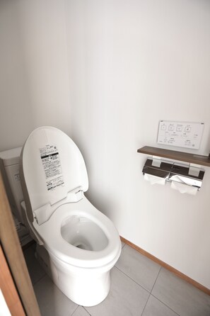 Ferienhaus (Private Vacation) | Badezimmer | Duschwanne, Komfortbadewanne, kostenlose Toilettenartikel, Haartrockner