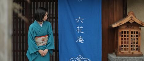 Vista frontal de la propiedad