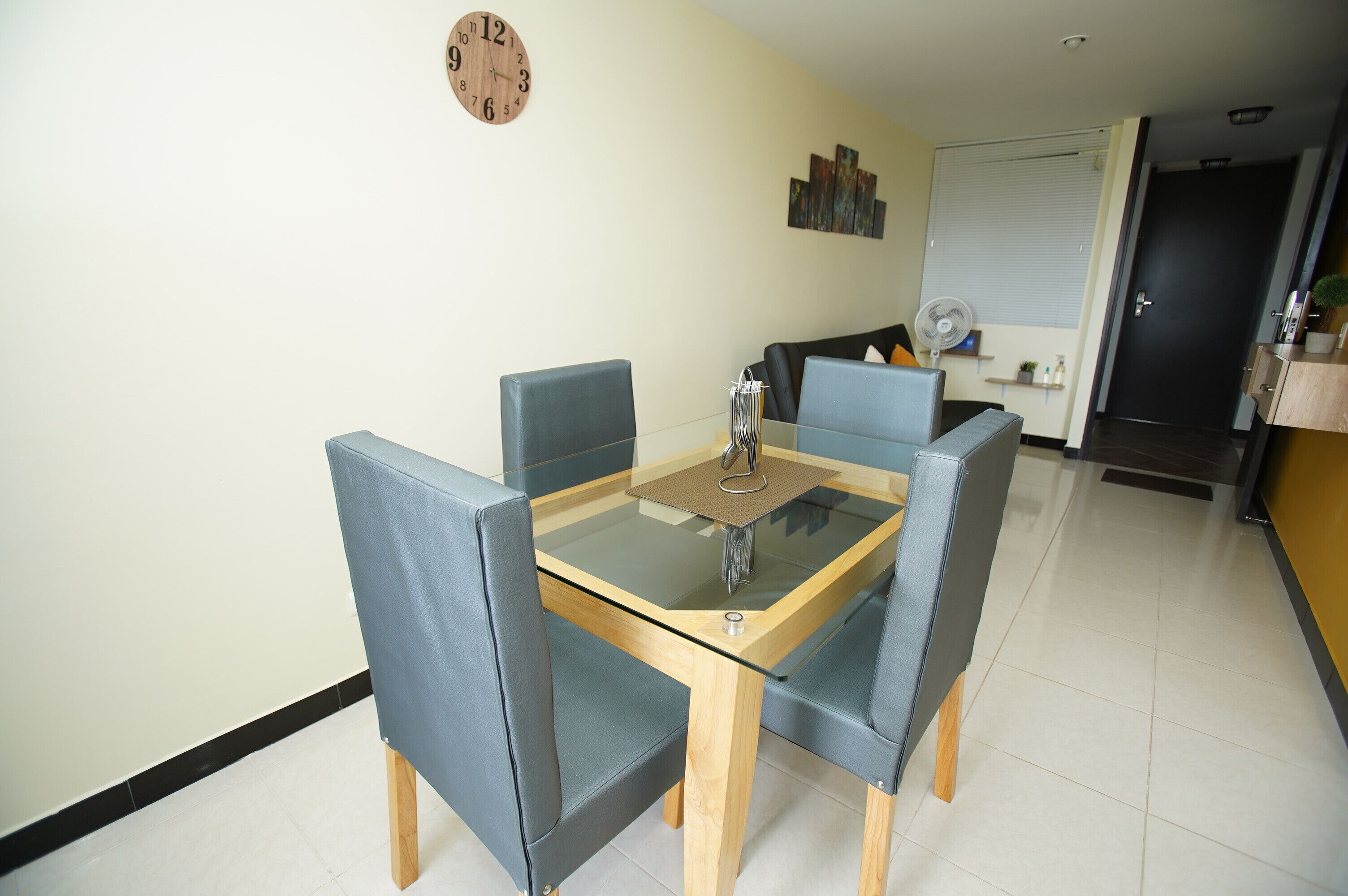 Departamento básico, 2 habitaciones, para no fumadores | Área de sala de estar | Smart TV 