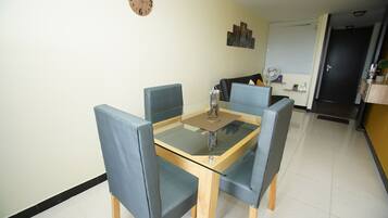 Departamento básico, 2 habitaciones, para no fumadores | Área de sala de estar | Smart TV