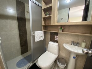 Basic Apartment, 2 Bedrooms, Non Smoking | Bathroom | Shower, rainfall showerhead, free toiletries - Guaduales del café 304 (Montenegro)