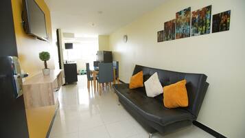 Basic-Apartment, 2 Schlafzimmer, Nichtraucher | Wohnbereich | Smart-TV