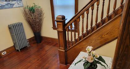 COZY HOME: ubicada en una calle tranquila y digna con una casa en su propio complejo.