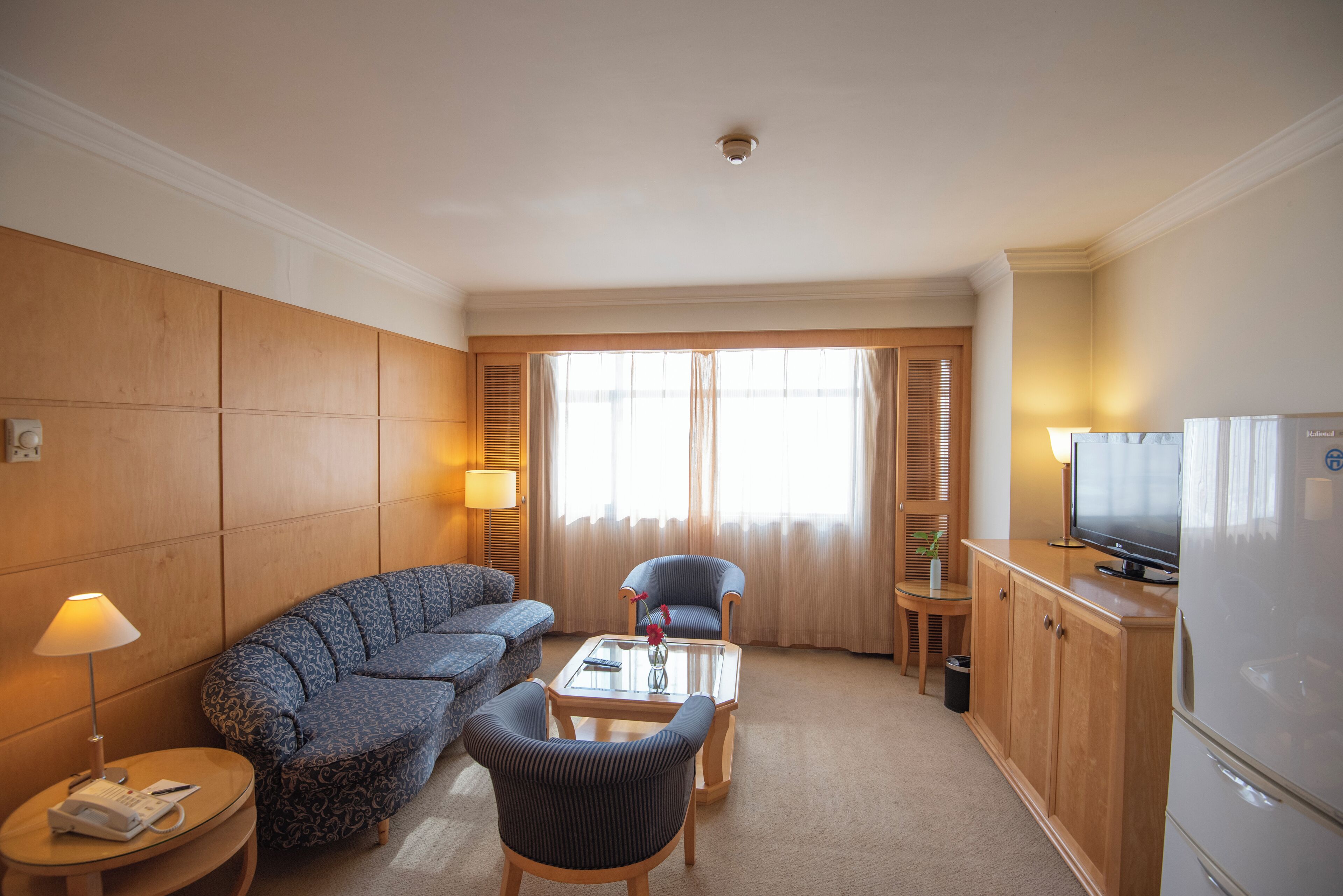 Appartement Familial | Coin séjour | Télévision de 32 pouces avec chaînes par satellite