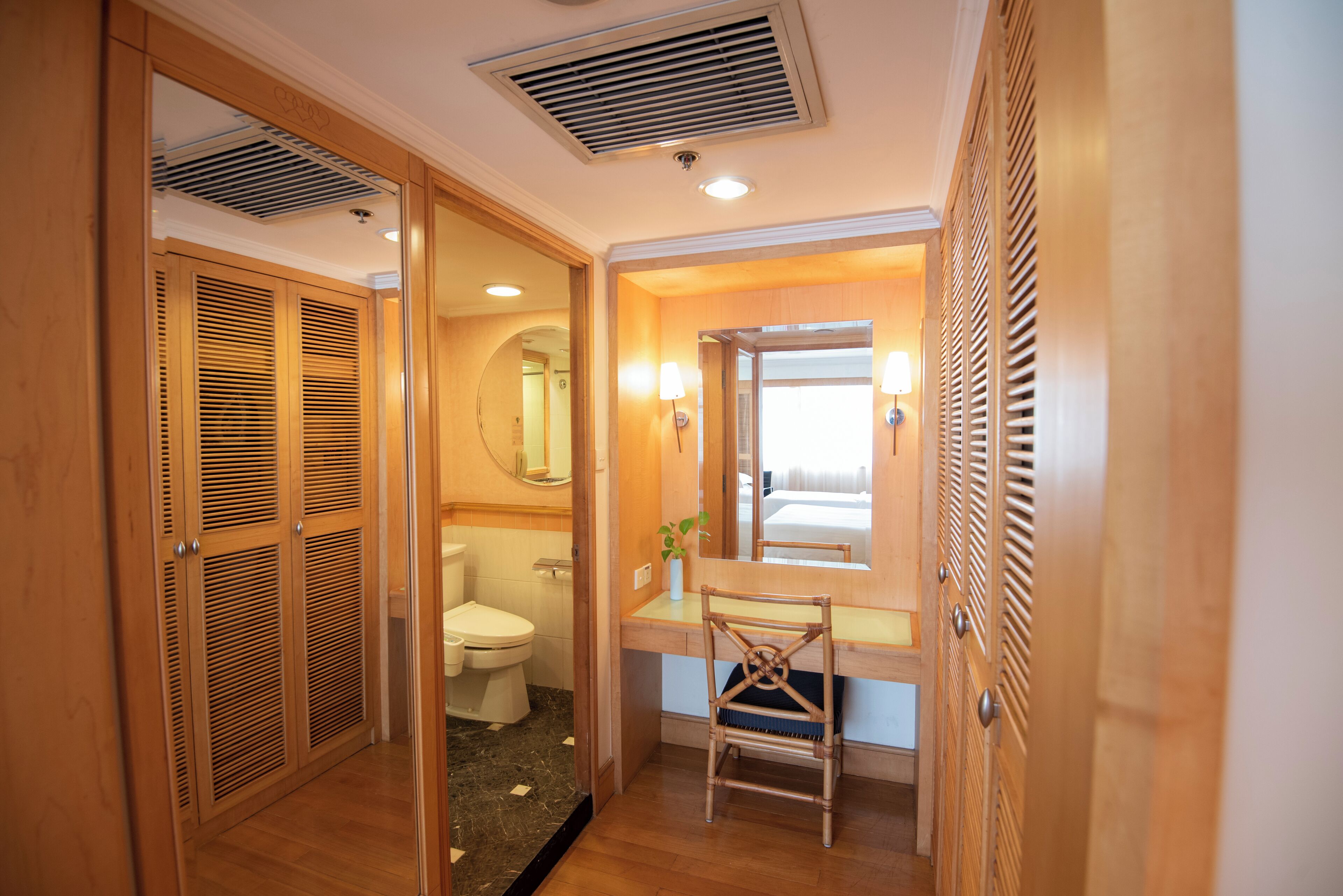 Family Apartment | Bathroom | Combined shower/tub, free toiletries, hair dryer, bathrobes