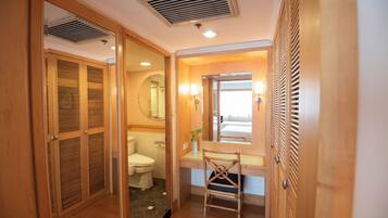 Family Apartment | Bathroom | Combined shower/tub, free toiletries, hair dryer, bathrobes