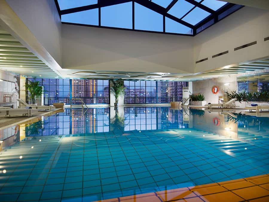 Innendørsbasseng og solsenger