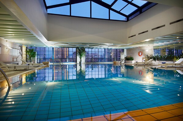 Inomhuspool med öppettider 08.00 till 09.00, och solstolar