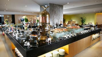 Daily buffet breakfast (CNY 68 per person)