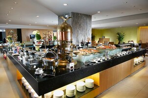 Daily buffet breakfast (CNY 68 per person)