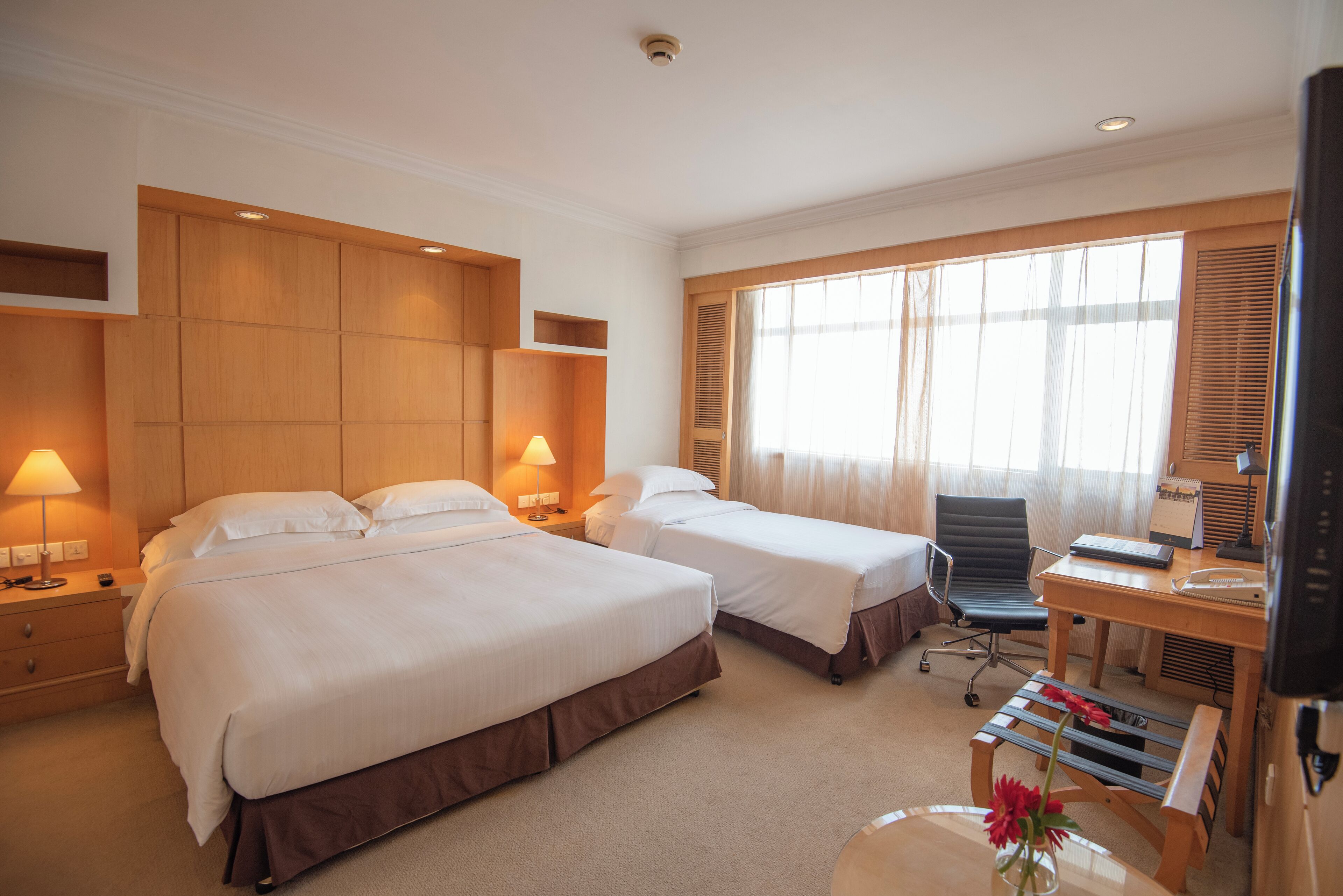 อพาร์ทเมนท์สำหรับครอบครัว | ตู้นิรภัยในห้องพัก, โต๊ะทำงาน, ผ้าม่านกันแสง, ห้องเก็บเสียง