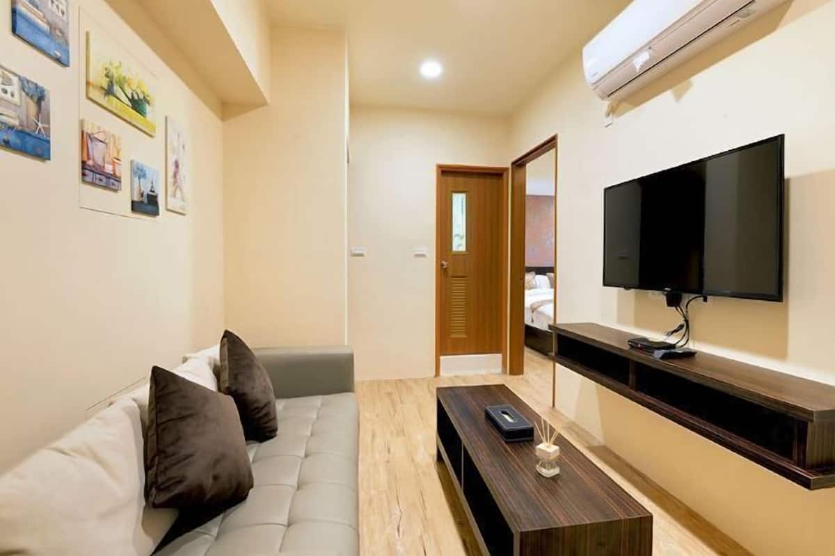 Living area | 42-inch flat-screen TV with cable channels, TV