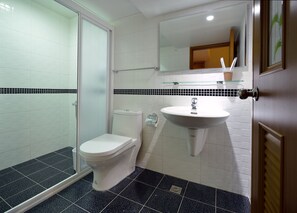 Shower, free toiletries, hair dryer, slippers - Sun House (Tainan)