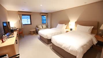 King Suite | Premium bedding, down comforters, memory foam beds, in-room safe
