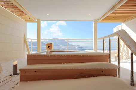 Unkai Suite | Private spa tub