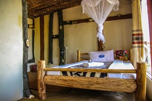 Desk, bed sheets - Sipi Falls lodge (Sipi)