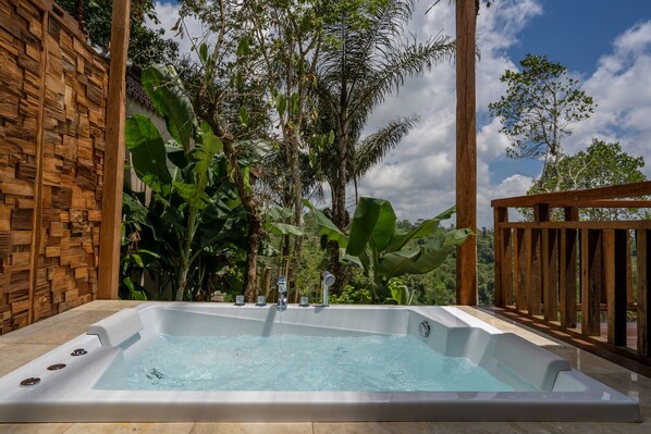 Deep-soaking bathtub