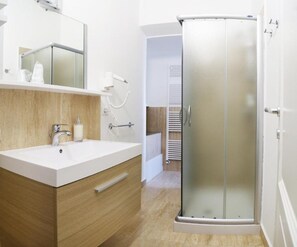 Dusche, kostenlose Toilettenartikel, Haartrockner, Bidet