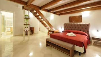 Deluxe Suite | In-room safe, individually decorated, individually furnished, desk