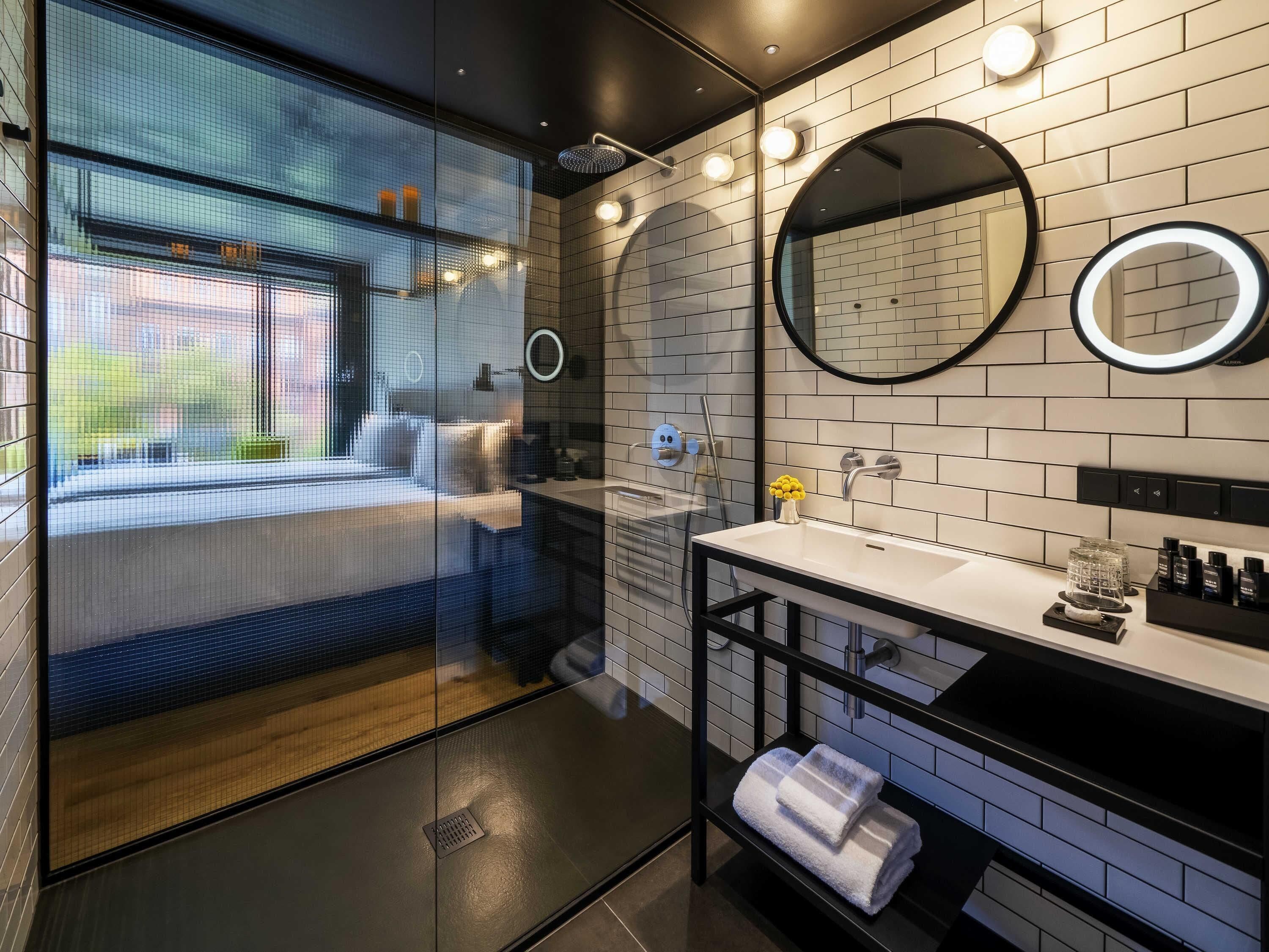 高档床上用品、迷你吧、客房内保险箱、办公桌