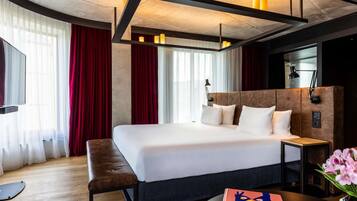 Suite junior, 1 cama de matrimonio grande | Ropa de cama de alta calidad, minibar, caja fuerte y escritorio