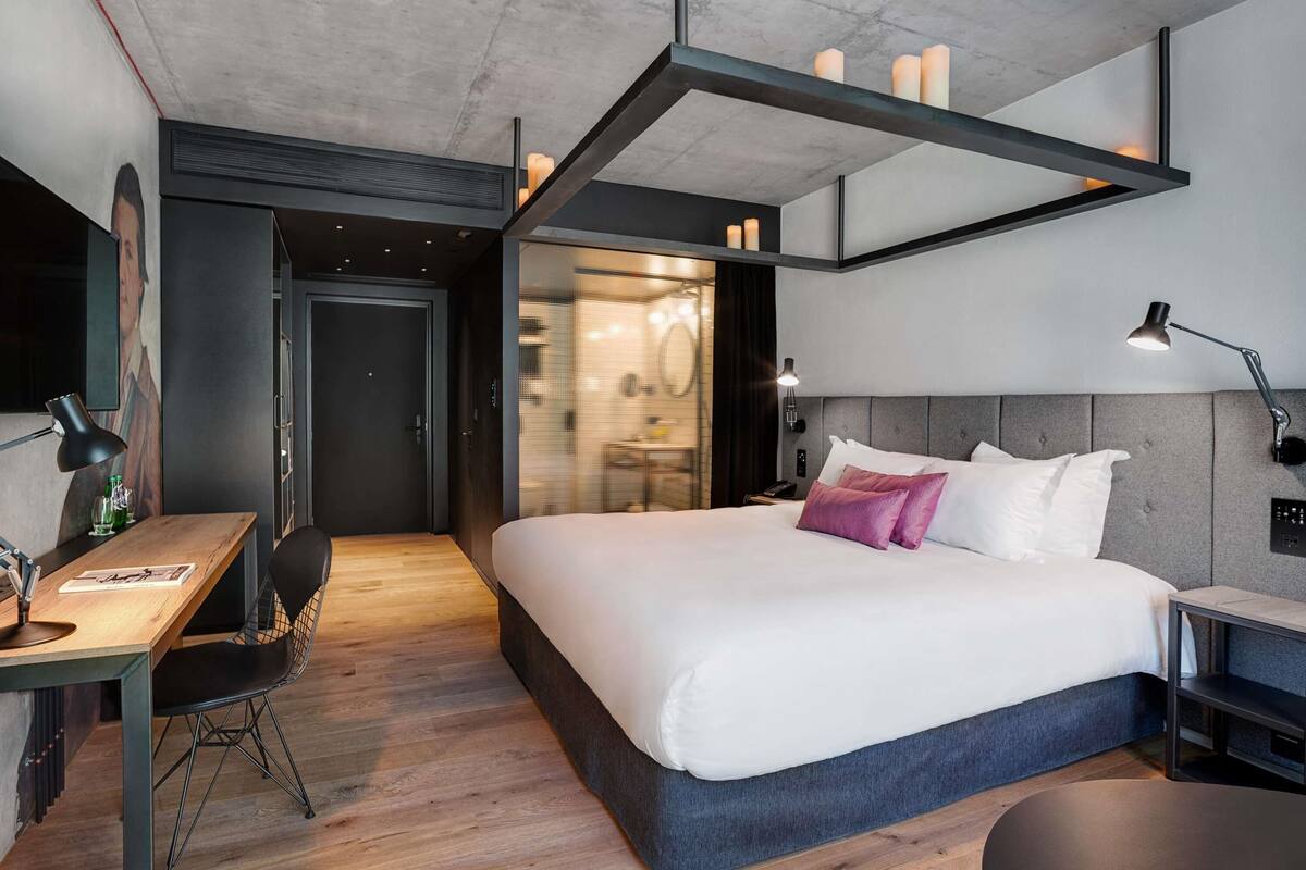 Classic Room, 1 Queen Bed | Premium bedding, minibar, in-room safe, desk
