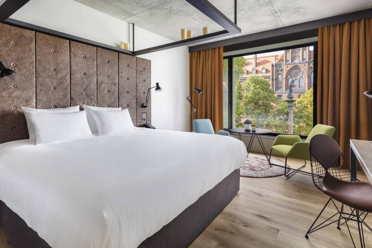 Deluxe Room, 1 Katil Raja (King) | Peralatan tempat tidur premium, bar mini, peti besi dalam bilik, meja 