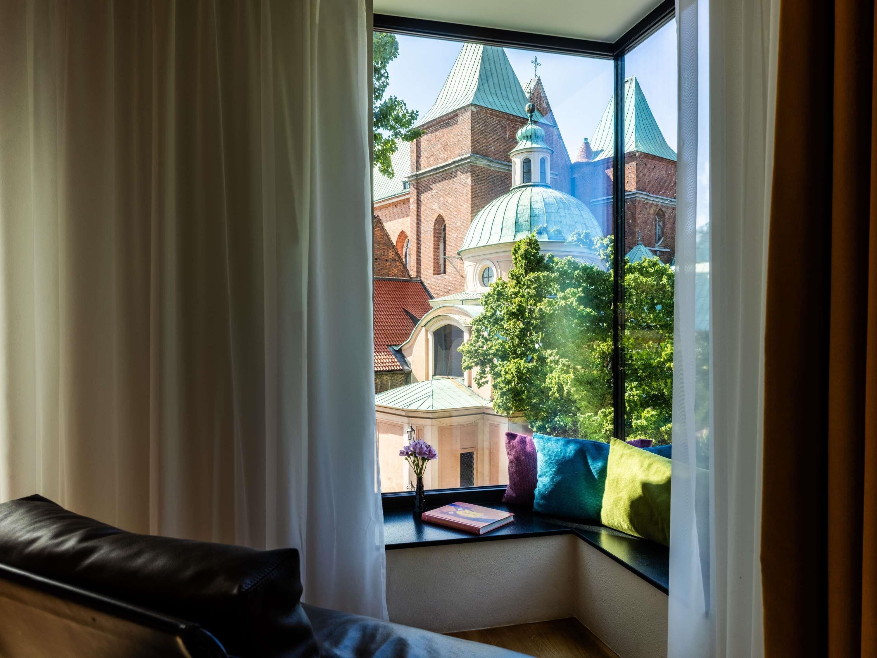 Deluxe Room, 1 King Bed | Premium bedding, minibar, in-room safe, desk