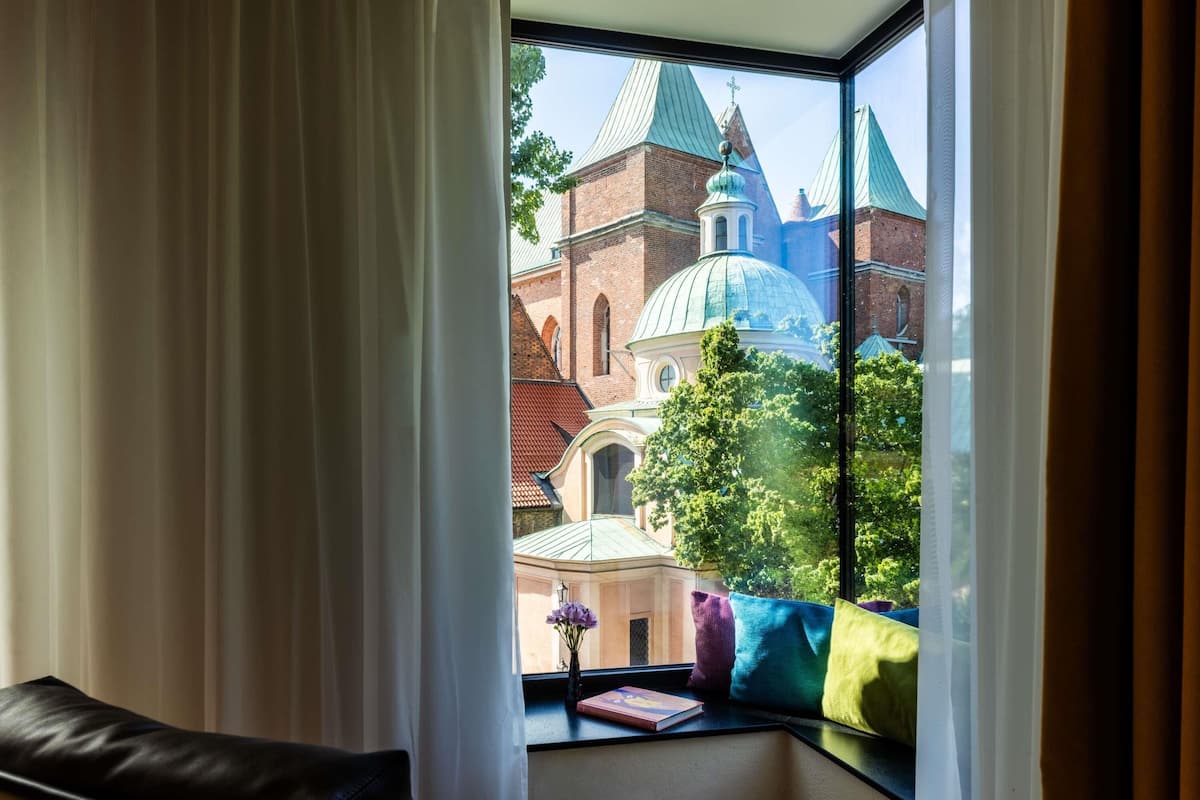 Deluxe Room, 1 King Bed | Premium bedding, minibar, in-room safe, desk