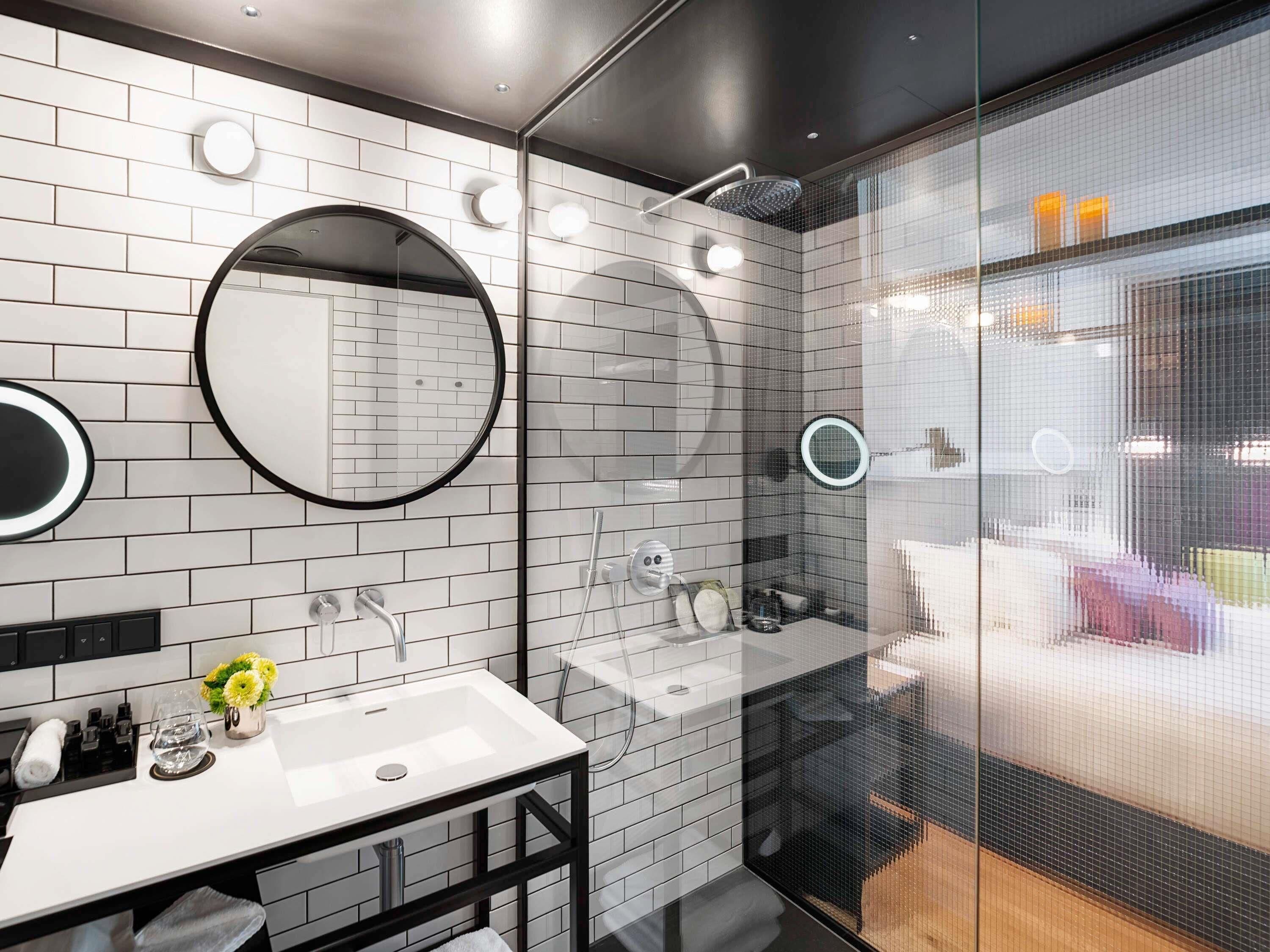 高档床上用品、迷你吧、客房内保险箱、办公桌