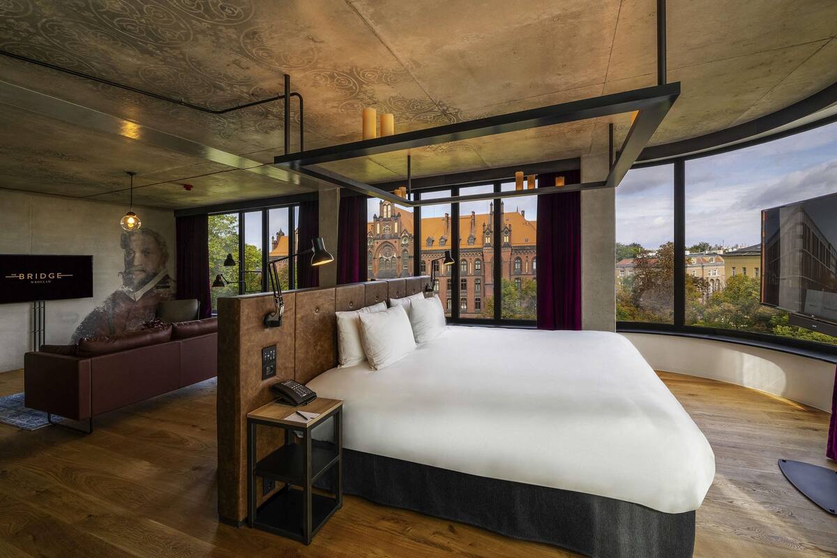 Executive Suite, 1 King Bed | Premium bedding, minibar, in-room safe, desk