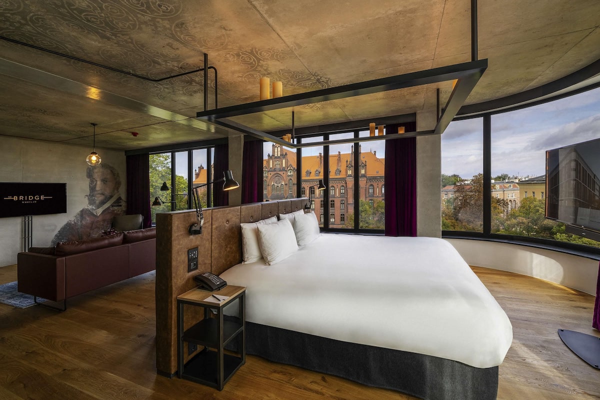 Suíte executiva, 1 cama King | Roupas de cama premium, frigobar, cofres nos quartos, escrivaninha