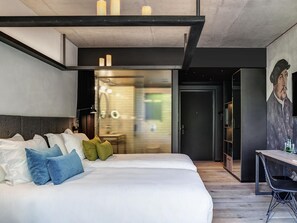 Ropa de cama de alta calidad y minibar 