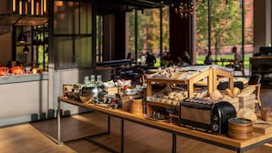 Sengetøy av topp kvalitet, minibar, safe på rommet og skrivebord