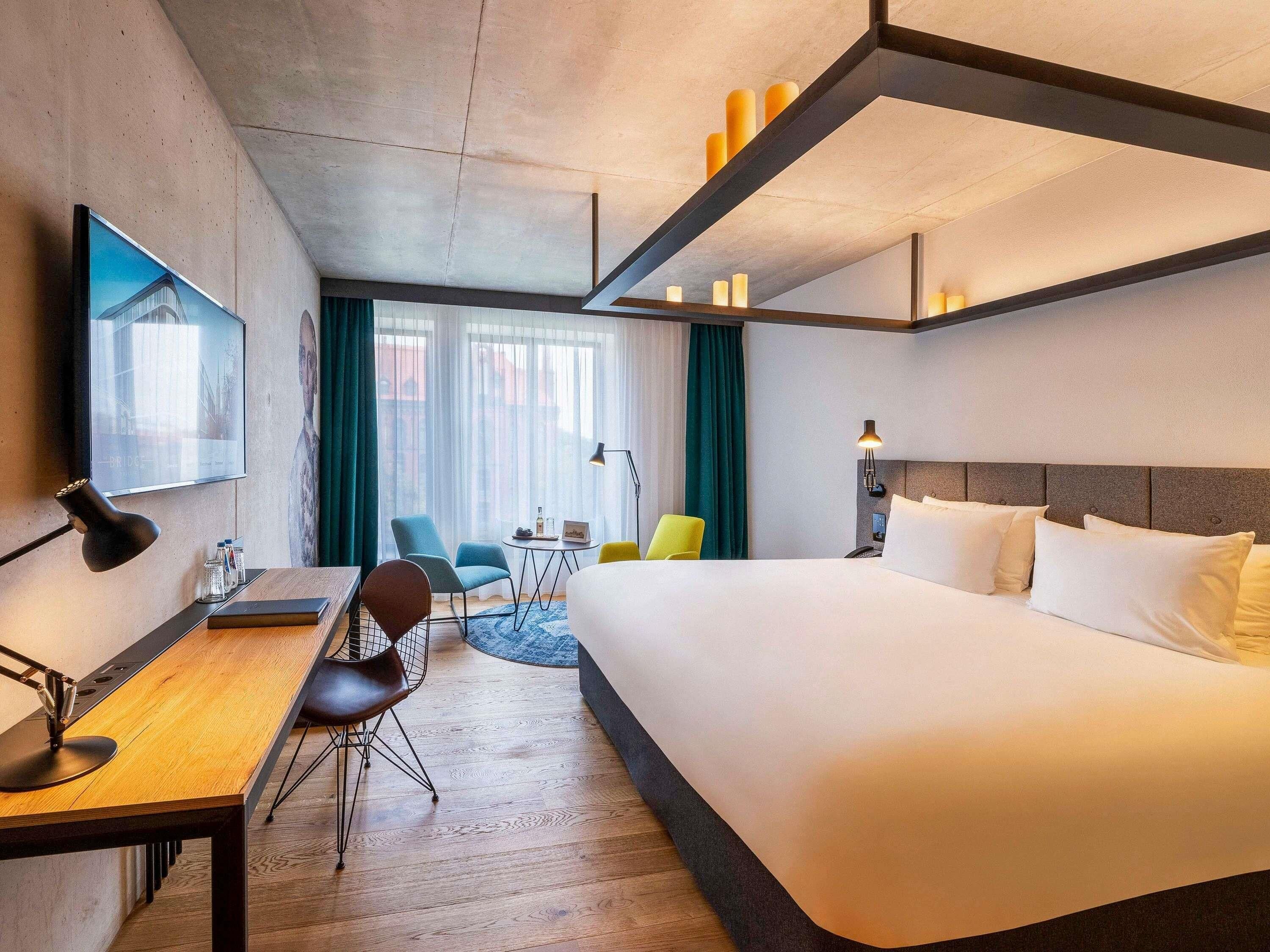 高级房, 1 张特大床 | 高档床上用品、迷你吧、客房内保险箱、办公桌