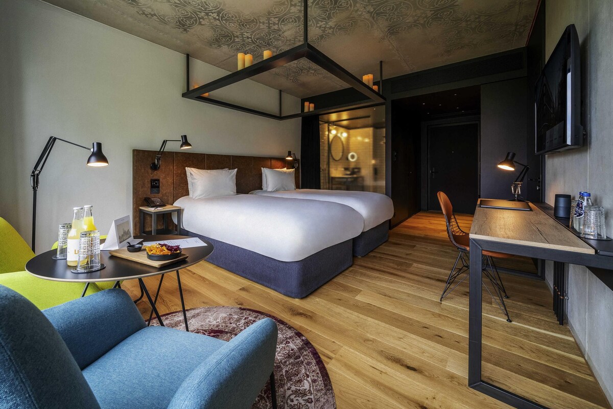 Deluxe Room, 2 Twin Beds | Premium bedding, minibar, in-room safe, desk