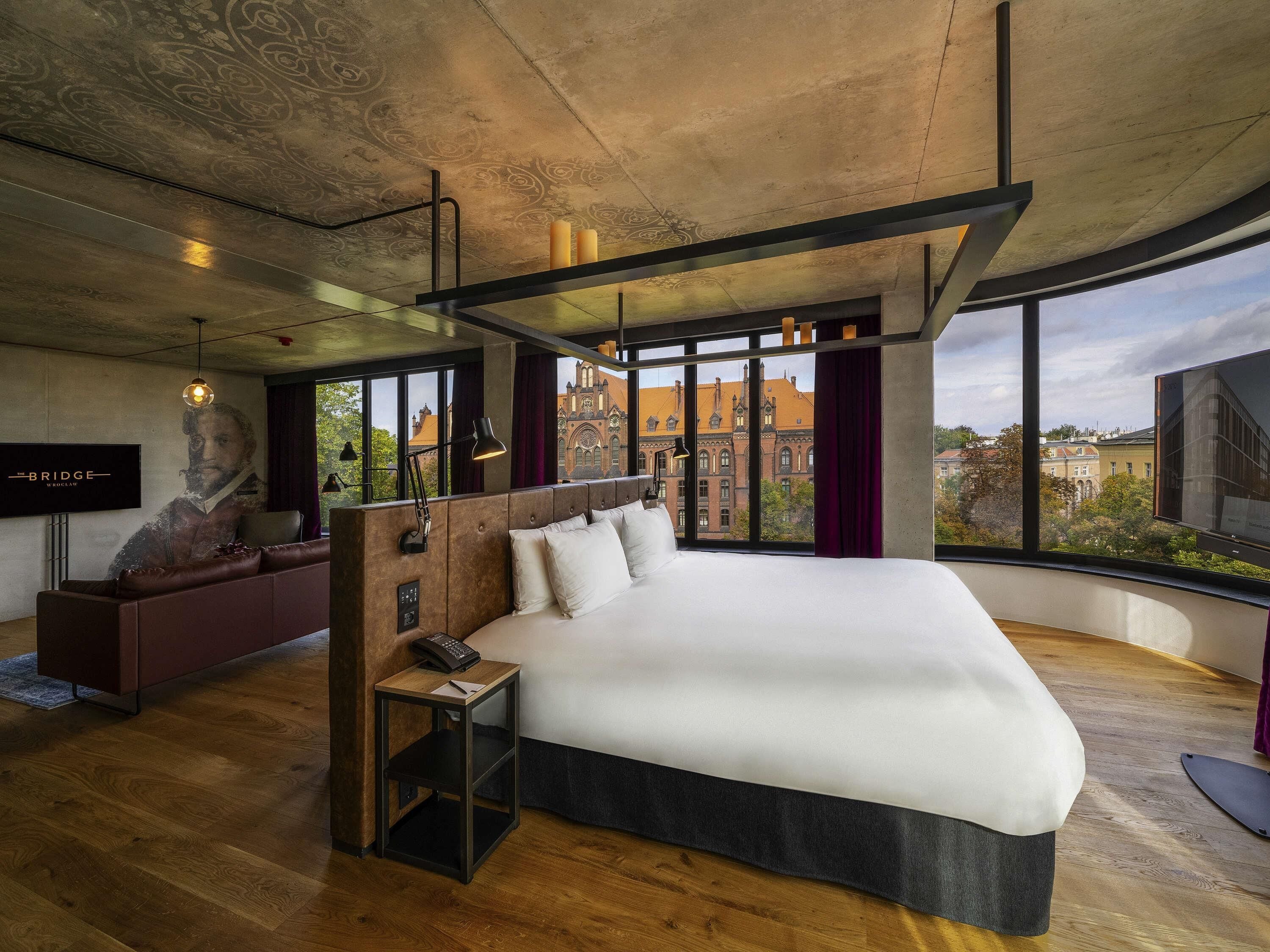 行政套房, 1 张特大床 | 高档床上用品、迷你吧、客房内保险箱、办公桌