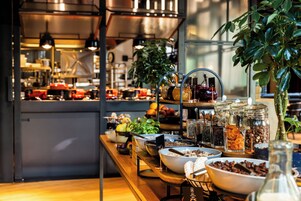 Daily buffet breakfast (PLN 110 per person)