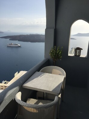 Outdoor dining - Katris Apartments (Santorini)